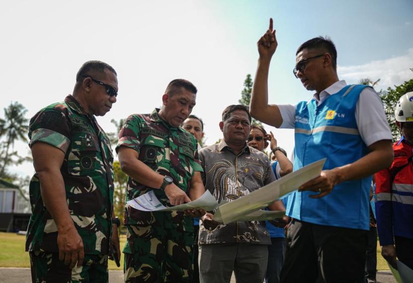 Direktur Utama PT PLN (Persero), Darmawan Prasodjo (kanan) berdiskusi bersama Gubernur Akmil Mayor Jenderal TNI R. Sidharta Wisnu Graha (kedua dari kiri) mengenai persiapan keandalan kelistrikan di lokasi Retreat Kabinet, Lapangan Golf Akademi Militer, Magelang, Jawa Tengah.