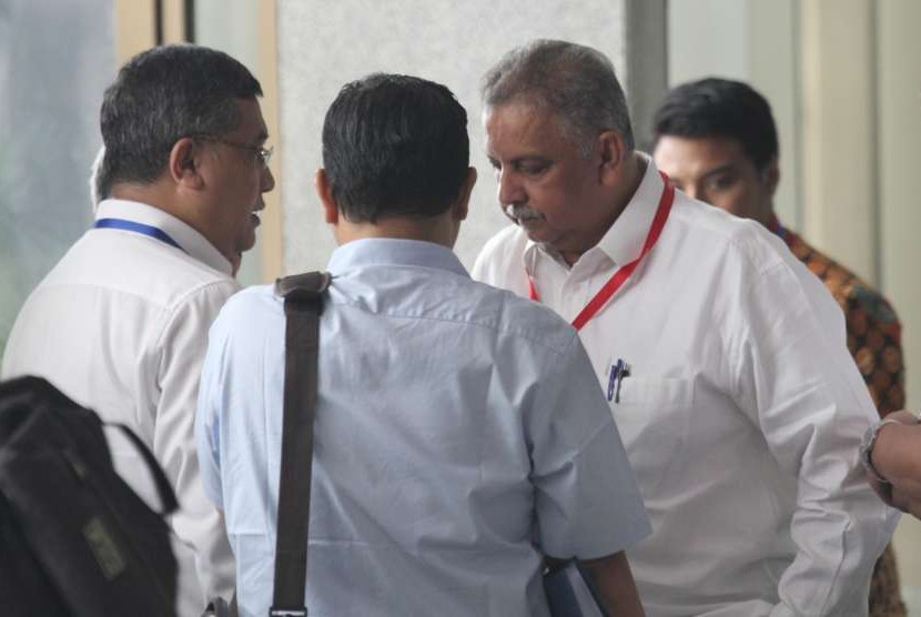 Direktur Utama PT PLN Sofyan Basir (kanan) tiba untuk menjalani pemeriksaan di gedung KPK, Jakarta, Selasa (7/8).