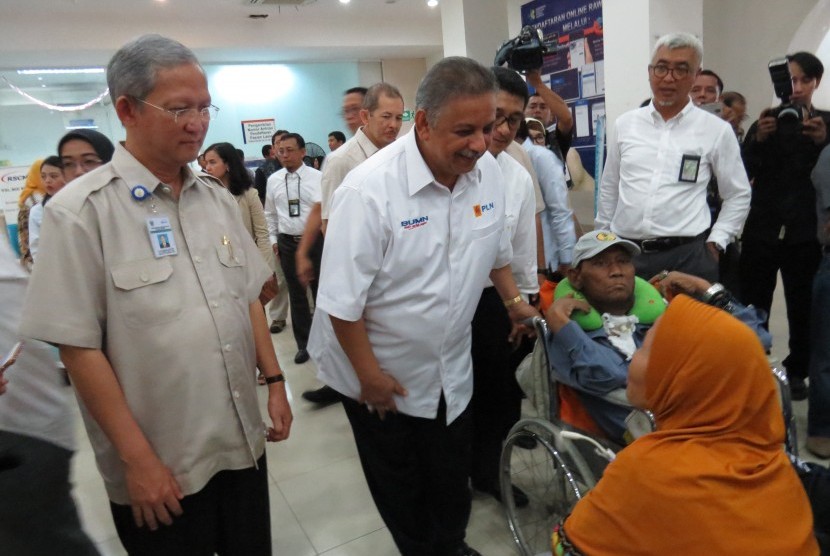 Direktur Utama PT PLN Sofyan Basir (kedua dari kiri) didampingi Dirut RSCM Heriawan Soejono (kiri) berdialog dengan pasien di salah satu unit layanan rumah sakit tersebut, Senin (4/9). Kunjungan Sofyan bertepatan dengan Hari Pelanggan Nasional. PLN akan terus meningkatkan layanan di RSCM dan pelanggan lainnya di seluruh Indonesia. 