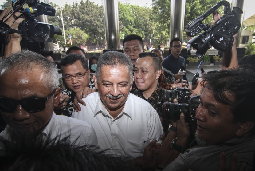 Direktur Utama PT PLN Sofyan Basir (tengah) tiba untuk menjalani pemeriksaan di gedung KPK, Jakarta, Jumat (20/7).