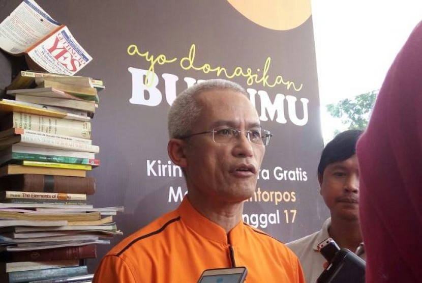 Direktur utama PT Pos Indonesia (Persero) Gilarsi Wahyu ditemui usai peluncuran program donasi buku bebas biaya