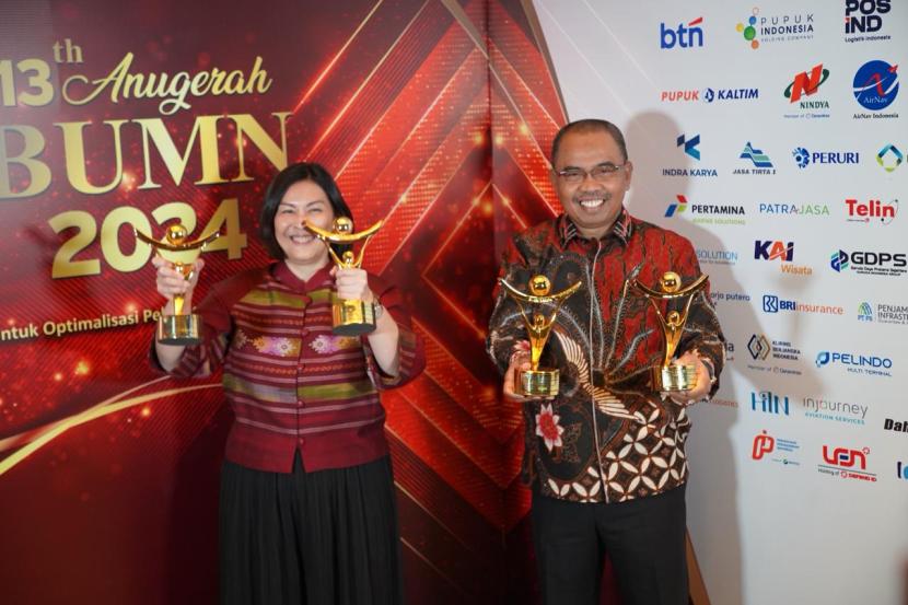 Direktur Utama PT Pos Indonesia (Persero) Haris menunjukkan penghargaan yang diraih Pos IND pada ajang BUMN Award 2024.