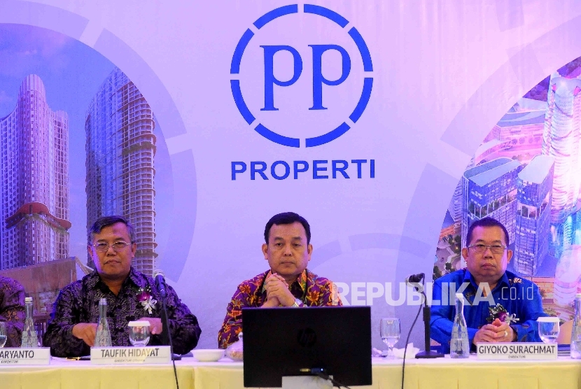 Direktur Utama PT PP Properti TBK (PPRO) Taufik Hidayat (tengah) didampingi Direktur PT PP Properti Galih Saksono (kiri) serta Direktur PT PP Properti Indaryanto (kanan).