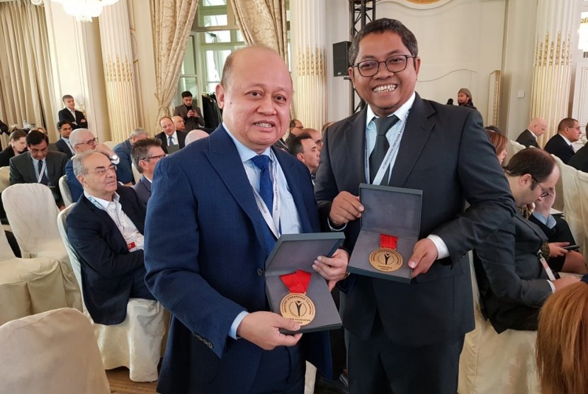 Direktur Utama PT Pupuk Kaltim Bakir Pasaman (kiri)menerima penghargaan industri pupuk dunia dalam ajang IFA Strategic Forum (IFA) di Versailles, Prancis pada November 2019 lalu. Selain dari IFA, Pupuk Kaltim juga berhasil meraih sejumlah penghargaan lain di Tanah Air.