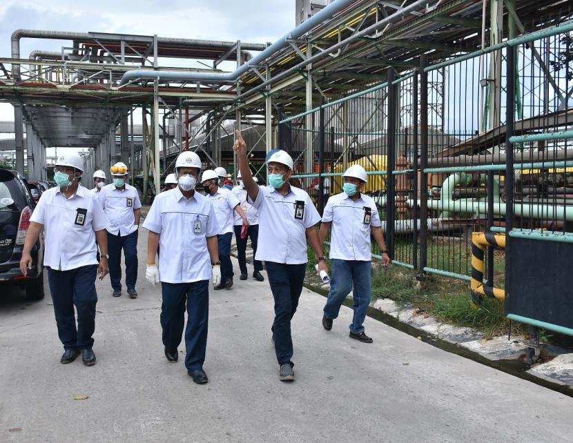 Direktur Utama PT Pusri Palembang (Mulyono Prawiro) meninjau lokasi yang akan dibangun Pabrik Pusri IIIB.