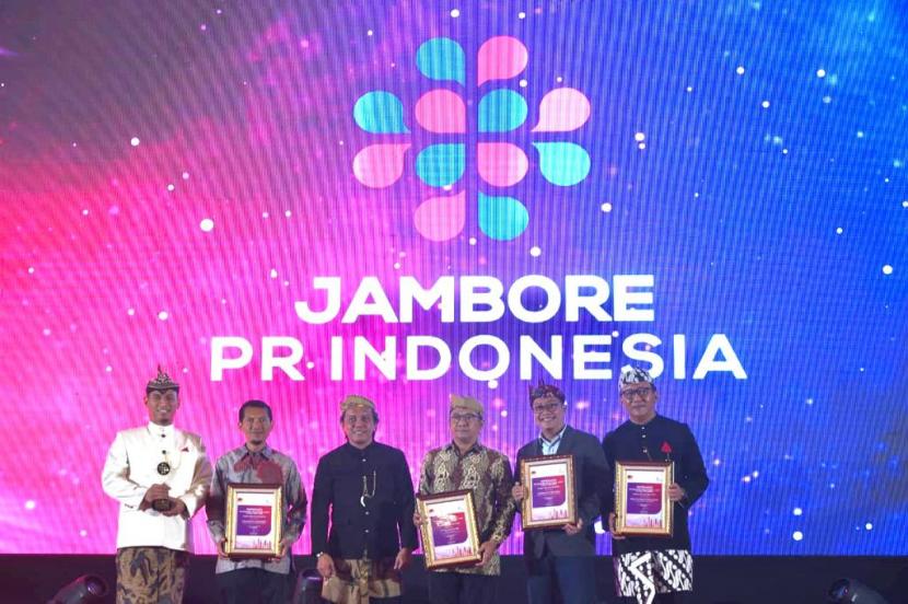 Direktur Utama PT Pusri Palembang, Tri Wahyudi Saleh, berhasil raih penghargaan PR Indonesia Most Popular Leader in Social Media 2022.