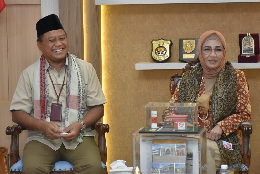 Direktur Utama PT Pusri Palembang Tri Wahyudi Saleh dan Ketua DPRD Sumsel Hj RA Anita Noeringhati SH MH saat penyerahan bantuan ambulance ke Ponpes Al Ittifaqiah.