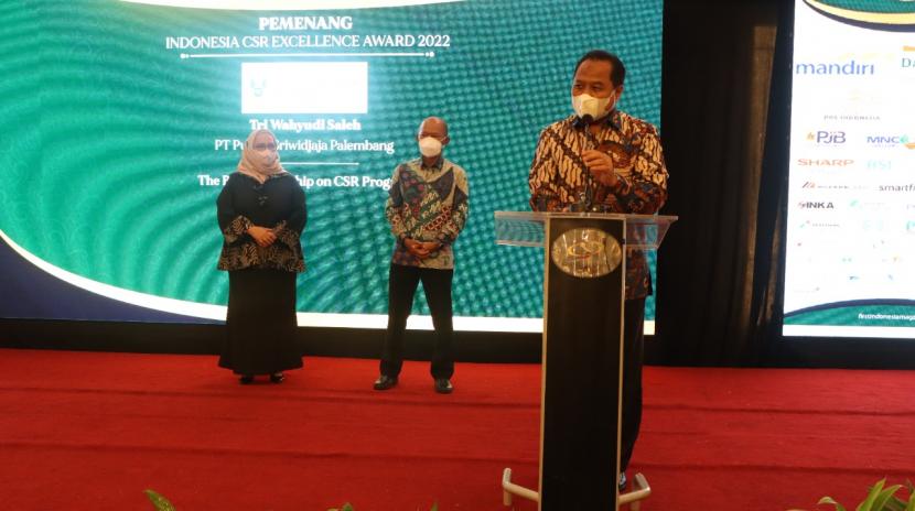 Direktur Utama PT Pusri Palembang Tri Wahyudi Saleh meraih penghargaan The Best Workplace Environment, The Most Excellence CSR Company 2022 dan The Best Leadership on CSR Program.