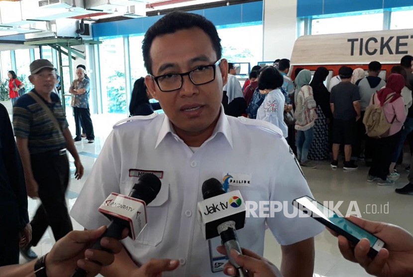 Direktur Utama PT Railink Heru Kuswanto menjelaskan mengenai perkenalan Kereta Api (KA) Bandara pada hari pertama uji coba berbayar di Stasiun Sudirman Baru (BNI City), Selasa (26/12). 