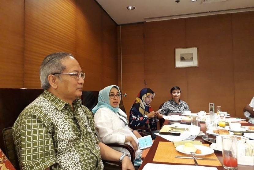 Direktur Utama PT Riset Perkebunan Nusantara (RPN) Teguh Wahyudi dan Deputi Bidang Koordinasi Pangan dan Pertanian Kemenko Perekonomian Muzdalifah menjelaskan  ajang konferensi  perkebunan WPLACE 2017 yang digelar 18-20 Oktober 2017, Senin (16/10).
