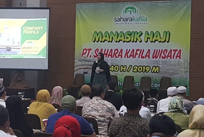 Direktur Utama PT Sahara Kafila Wisata, Hj  Widiya Putri Ika Mas'ud membuka kegiatan manasik haji.