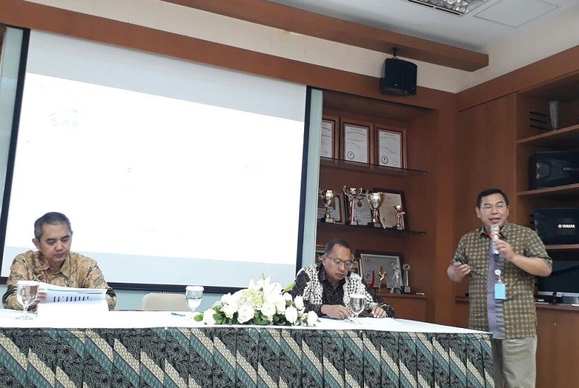Direktur Utama PT Sarana Multigriya Finansial (SMF) Ananta Wiyogo memaparkan kinerja perusahaan semester satu 2017 di Graha SMF Jakarta, Jumat (14/7).