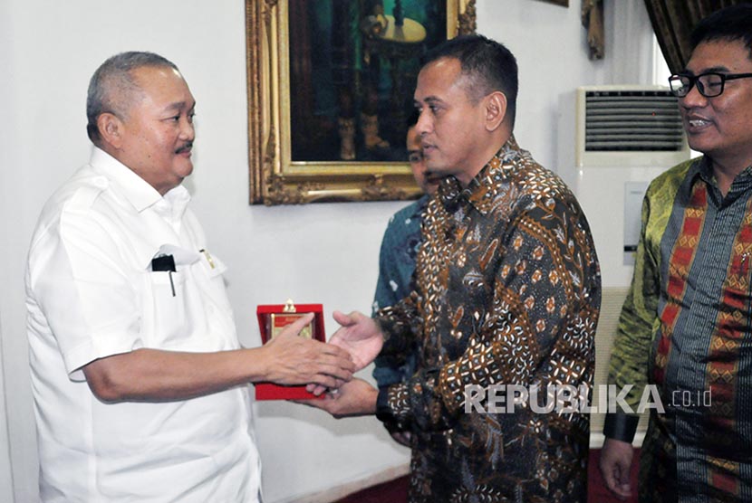 Direktur Utama PT Semen Baturaja Tbk  Rahmad Pribadi memberikan cendera mata kepada Gubernur Sumatera Selatan (Sumsel) Alex Noerdin saat kunjungan di Griya Agung,Selasa (30/5).