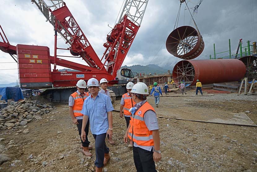 Direktur Utama PT Semen Padang Benny Wendry meninjau proyek Indarung VI. Proyek ini ditargetkan rampung akhir 2016.