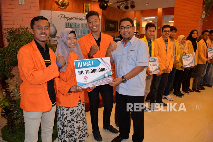 Direktur Utama PT Semen Padang Yosviandri menyerahkan hadiah kepada  juara I lomba beton mutu tinggi 2018 dari tim Politeknik Negeri Padang yang diserahkan di Wisma Indarung, Padang, Rabu (21/11). 