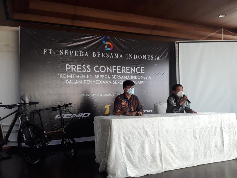 Direktur Utama PT Sepeda Bersama Indonesia (SBI) Andrew Mulyadi (kanan) di United Grand Hall, Tangerang Selatan, Kamis (27/1/2022).