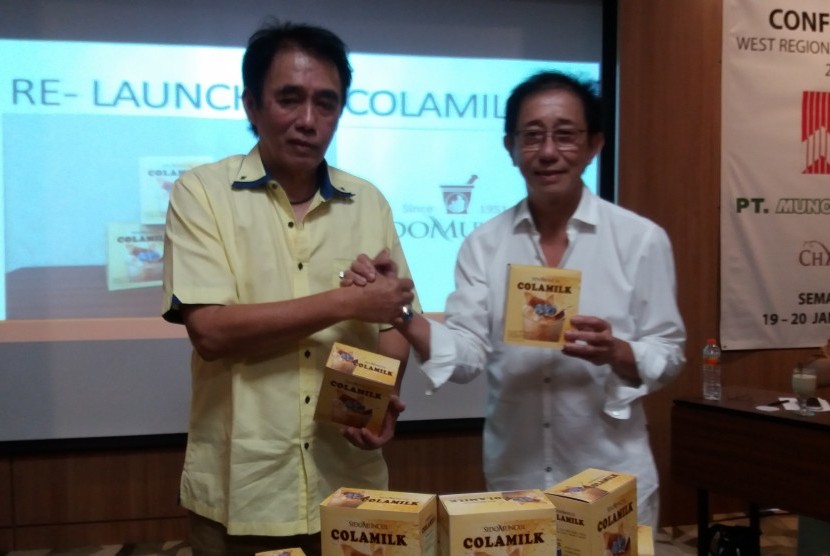 Direktur Utama PT Sido Muncul Sofyan Hidayat (kiri) dan Direktur Marketing Irwan Hidayat menunjukkan produk Colamilk sebagai pengembangan dan  penyempurnaan produk sebelumnya.