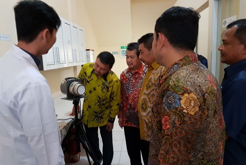 Direktur Utama PT Surevyor Indonesia (PTSI) M Arif Zainuddin (keempat dari kiri) mendengarkan penjelasan mengenai laporatorium lingkungan yang ada di PTSI Cabang Palembang.