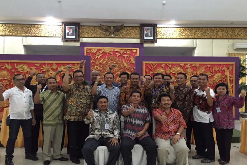 Direktur Utama PT Surveyor Indonesia M Arif Zainuddin (duduk, paling kiri) berfoto bersama direksi dan karyawan Indonesia Power seusai penandatanganan MoU di Denpasar, Bali, Jumat (13/11).