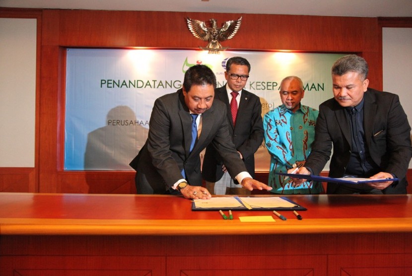 Direktur Utama PT Surveyor Indonesia M Arif Zainuddin (kiri) dan Vice President Director PT Baji Minasa  HM Taufik Fachrudin (kanan) menandatangani MoU, Kamis (15/9)