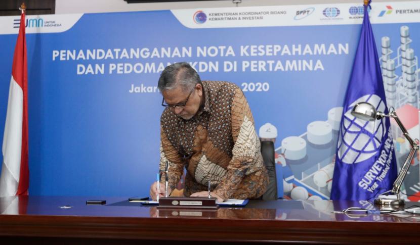 Direktur Utama PT Surveyor Indonesia (Persero), Dian M  Noer menandatangani MoU.