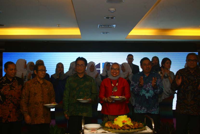 Direktur Utama PT Surveyor Indonesia (PTSI) Arif Zainuddin (kedua dari kanan) bersama dengan pendiri PTSI dan perwakilan dari Kementrian BUMN pada HUT ke-25 PTSI di Jakarta, Senin (1/8/2016).