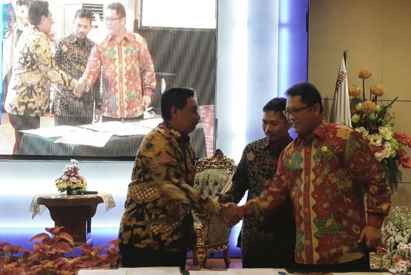 Direktur Utama PT Suryevor Indonesia M Arif Zainuddin (kiri) bersalaman dengan Menkominfo Rudiantara.