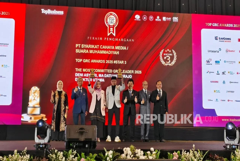 Direktur Utama PT Syarikat Cahaya Media (SCM) atau Suara Muhammadiyah (SM), Deni Asy’ari (tengah) baru-baru ini menyabet penghargaan dari Majalah Top Business kategori The Most Committed GRC Leader 2025.