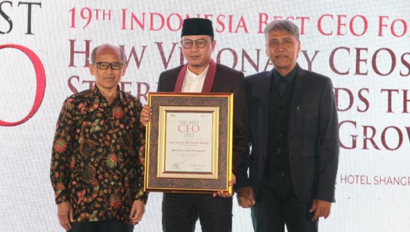 Direktur Utama PT Syarikat Cahaya Media / Suara Muhammadiyah Deni Asy’ari (tengah) menerima penghargaan sebagai salah satu CEO Terbaik dari Majalah SWA.