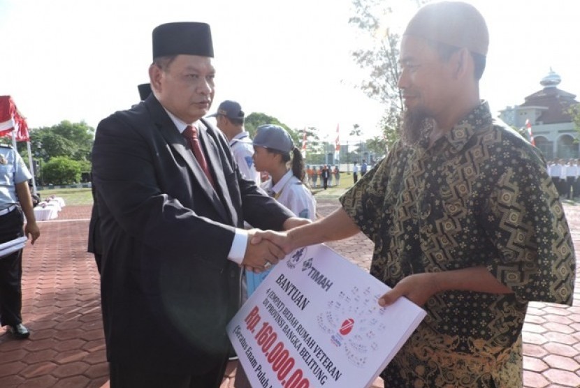 Direktur Utama PT Taspen Iqbal Latanro menjadi inspektur upacara dalam peringatan HUT Kemerdekaan RI yang ke 71 di Pangkal Pinang, Bangka Belitung, Sumsel (17/8). 