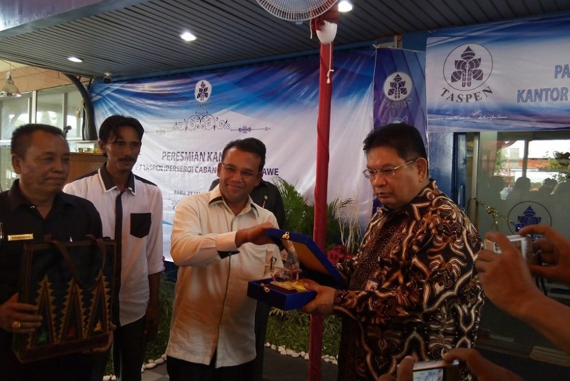 Direktur Utama PT Taspen Persero Iqbal Latanro bersama Walikota Lhokseumawe Suaidi Yahya meresmikan kantor Taspen Cabang Lhokseumawe, Aceh, Rabu (27/1).