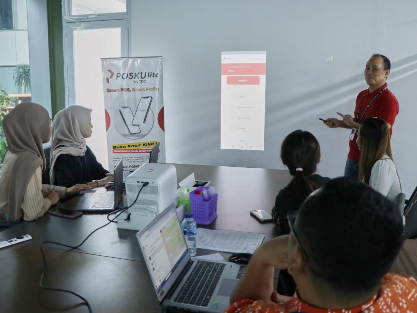 Direktur Utama PT TDC sedang mempresentasikan ke Merchant tentang cara mengunakan aplikasi Poskulite.