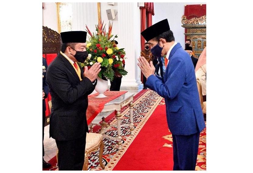Direktur Utama PT Telkom Indonesia (Persero) Tbk (Telkom), Ririek Adriansyah menerima penganugerahan Bintang Jasa Nararya yang diserahkan langsung oleh Presiden Republik Indonesia, Joko Widodo. 