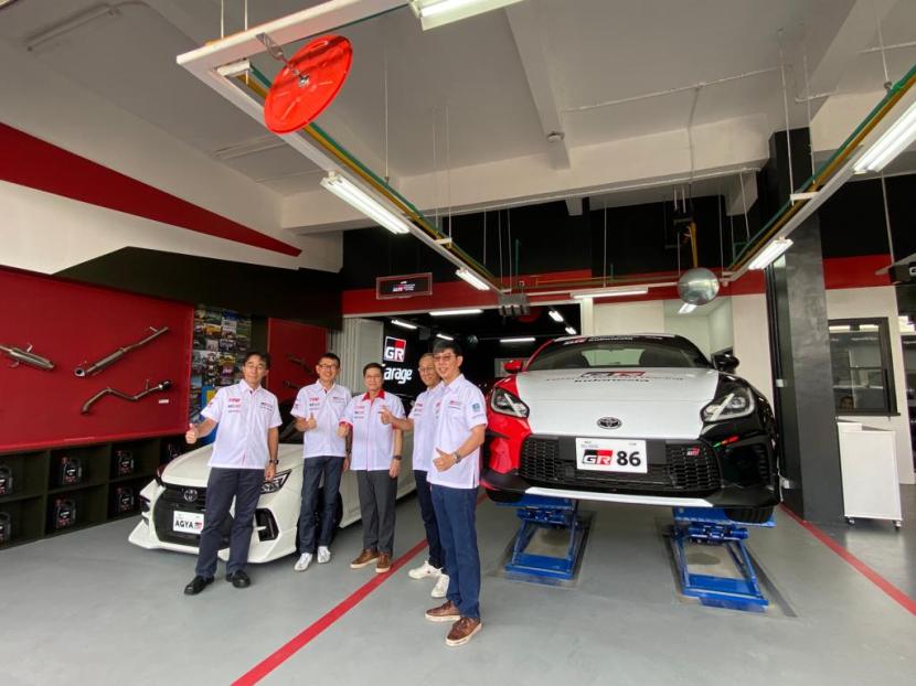 Direktur Utama PT Toyota-Astra Motor (TAM) Hiroyuki Ueda (kedua dari kanan), Wakil Presiden Direktur TAM Henry (ketiga kanan) bersama jajaran direksi TAM lainnya saat meresmikan Gazoo Racing (GR) Garage, di kawasan Pantai Indah Kapuk (PIK) Jakarta Utara, Jumat (15/09). Kehadiran GR Garage merupakan wujud komitmen TAM untuk meningkatkan kualitas pelayanan terhadap konsumen pemilik Toyota GR. Untuk repair dan maintenance, GR Garage juga didukung para teknisi terlatih dan bersertfikasi Toyota Customization Expert yang dapat meningkatkan kualitas pelayanan modifikasi seputar suspensi, bodi hingga mesin sesuai keinginan konsumen agar mobilnya memiliki performa handal dari berbagai sisi yang sejalan dengan pengembangan Toyota GR line up.
