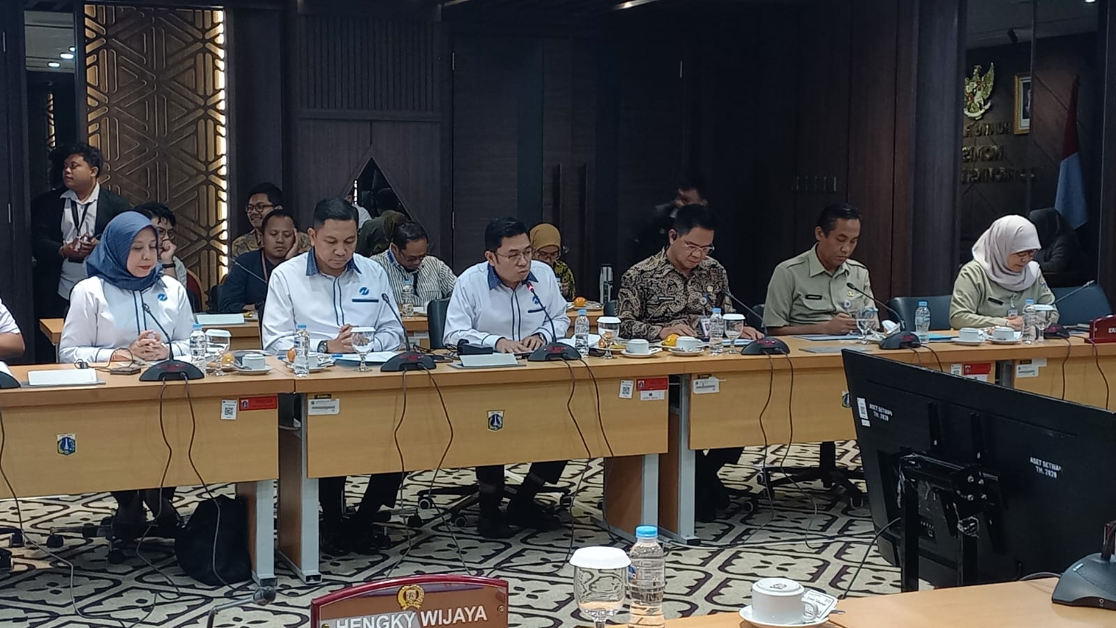 Direktur Utama PT Transjakarta Welfizon Yuza memberikan keterangan saat rapat bersama Komisi B DPRD Provinsi Jakarta, di Gedung DPRD Provinsi Jakarta, Selasa (23/9/2025). 