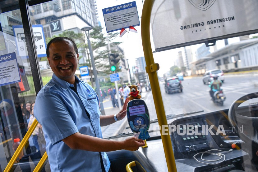 Direktur Utama PT Transportasi Jakarta (Transjakarta) Agung Wicaksono mencoba penggunaan alat pembayaran Tap On Bus (TOB) saat sosialisasi di bus non-BRT di Halte Transjakarta Bundaran HI, Jakarta, Selasa (6/8/2019).