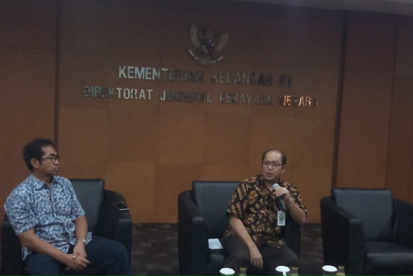 Direktur Utama PT Tuban Petrochemical Industries Sukriyanto (kiri) dan Direktur Jenderal Kekayaan Negara Kemenkeu Isa Rachmatarwata dalam diskusi dengan media di Gedung DJKN Kemenkeu, Jakarta, Jumat (18/10). 