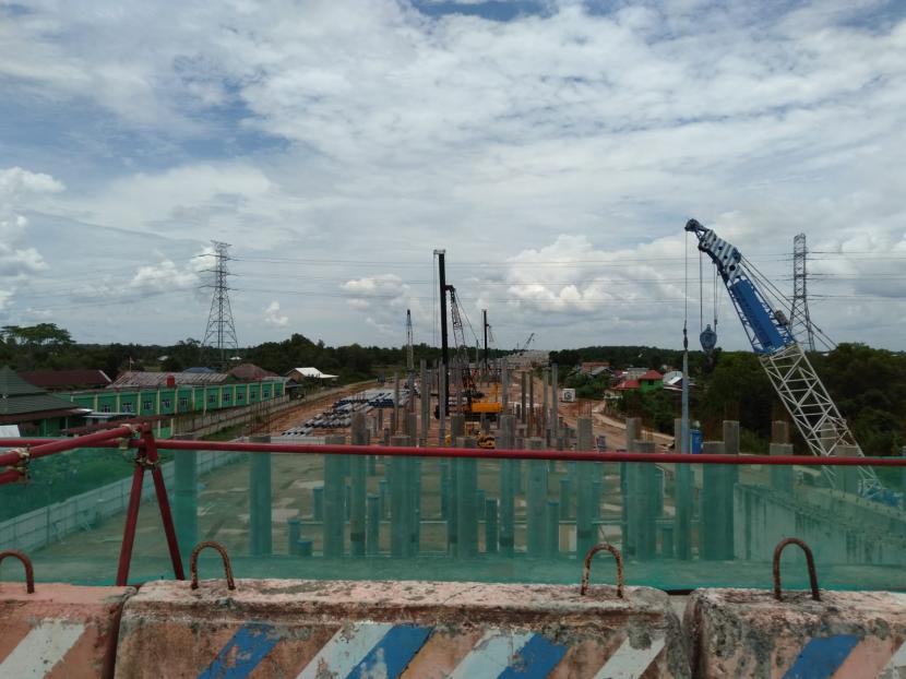 Direktur Utama PT Waskita Sriwijaya Toll Herwidiakto menjelaskan progres pembangunan Tol Kayu Agung-Palembang-Betung seksi 2 ruas Jalintim-Musi Landas sepanjang 24,9 kilometer dan Seksi 3 ruas Musi Landas-Betung sepanjang 44,29 kilometer.