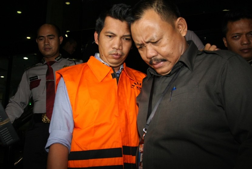 Direktur Utama PT Windhu Tunggal Utama (WTU) Abdul Khoir (AKH) mengenakan baju tahanan saat dikawal petugas setelah resmi ditetapkan sebagai tersangka di Gedung KPK, Jakarta, Jumat (15/1) dini hari. 