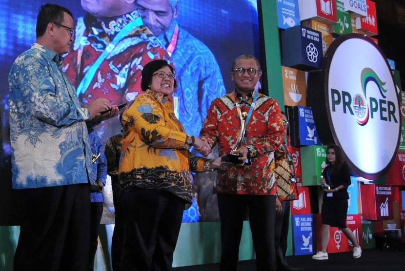 Direktur Utama PTBA Tbk Arviyan Arifin menerima penghargaan Proper emas dari Menteri Lingkungan Hidup dan Kehutanan Siti Nurbaya pada malam Anugerah Lingkungan Proper 2018, Kamis (27/12) malam di Jakarta.