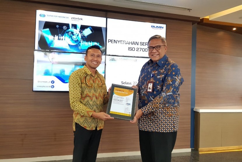 Direktur Utama PTSI, Dian M  Noer (kanan) dan General Manager Certification PT Intertek Indonesia Utama Services, Anwar Siregar.