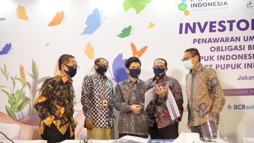 Direktur Utama Pupuk Indonesia Aas Asikin Idat (tengah) saat Penawaran Umum Berkelanjutan Obligasi Berkelanjutan II Pupuk Indonesia Tahap I Tahun 2020 di Jakarta, Senin (20/7).