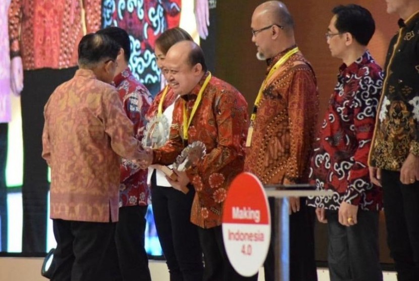 Direktur Utama Pupuk Kaltim, Bakir Pasaman (empat dari kanan) menerima penghargaan Indonesia Industry 4.0 Readiness Index (INDI 4.0) dari Kementerian Perindustrian RI yang diberikan langsung oleh Wakil Presiden RI, Jusuf Kalla. Pengahargaan ini diraih atas dukungan Perusahaan terhadap implementasi Making Indonesia 4.0 yang dicanangkan Pemerintah melalui penerapan berbagai inovasi di lingkungan Perusahaan.