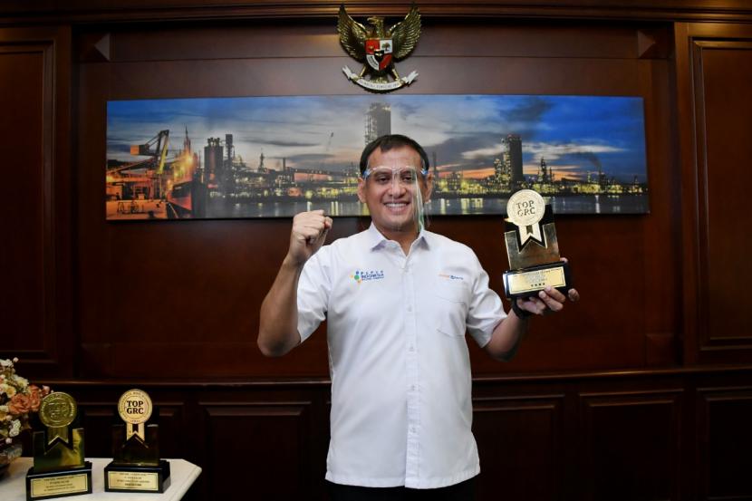 Direktur Utama Pupuk Kaltim Rahmad Pribadi saat menerima 3 penghargaan dalam ajang Top GRC Award 2020 di Jakarta, Kamis (15/10).