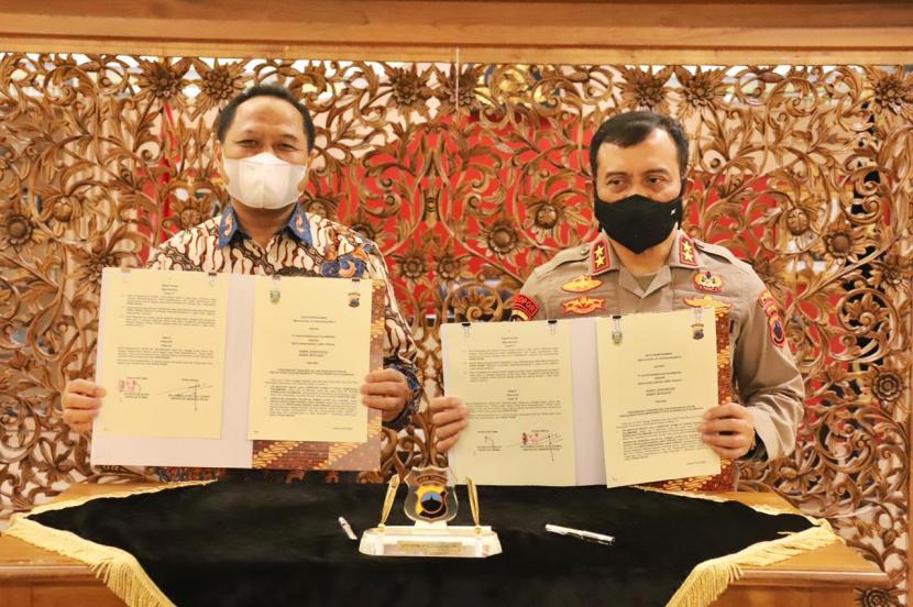 Direktur Utama Pusri Tri Wahyudi Saleh dan Kapolda Jateng Inspektur Jenderal Polisi Drs Ahmad Luthfi menjalin kerja sama dalam pengamanan distribusi pupuk bersubsidi di wilayah Jateng.