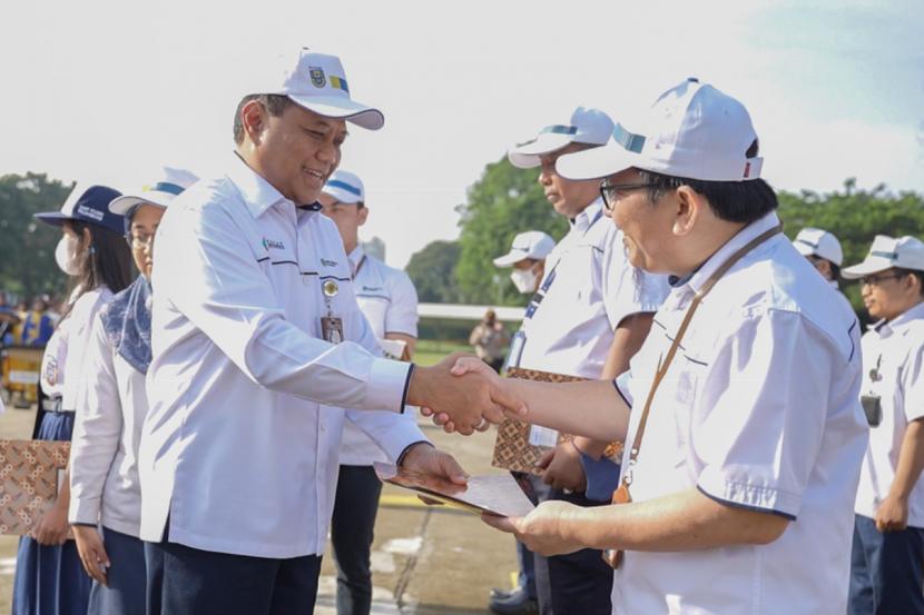 Direktur Utama Pusri Tri Wahyudi Saleh memberi penghargaan kepada karyawannya saat memperingati HUT ke-63 PT Pusri.
