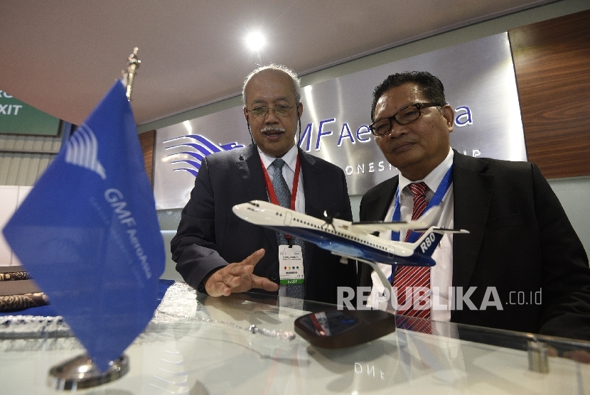 Direktur Utama Regio Aviasi Industri (RAI) Agung Nugroho (kiri) menunjukkan miniatur pesawat R80 kepada Direktur Utama GMF AeroAsia Richard Budihadianto (kanan) seusai menandatangani nota kesepahaman di sela-sela Singapore Airshow 2016 di Changi, Singapura.