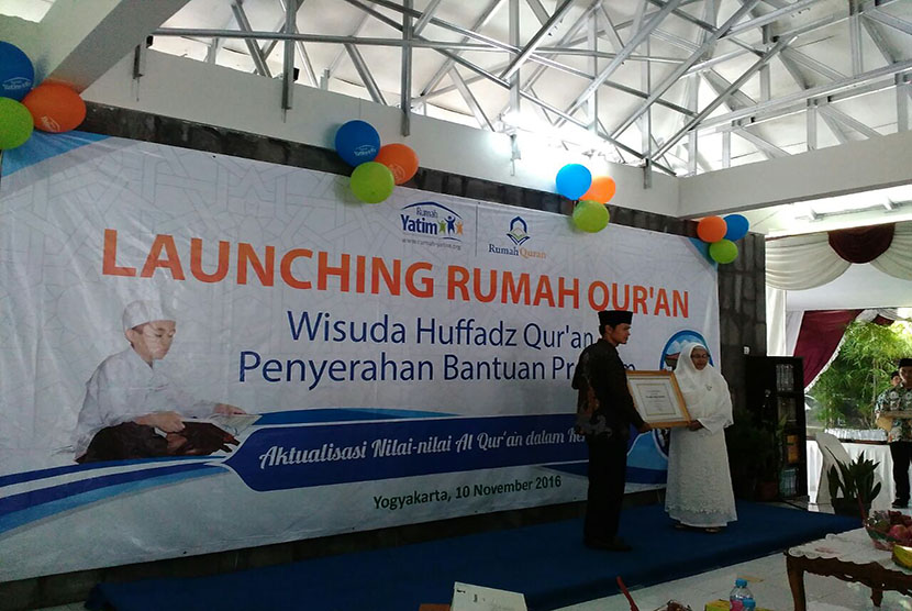 Direktur Utama Rimah Yatim memberikan penghargaan pada Tri Aminih pada Peluncuran Rumah Quran di Condongcatur, Depok, Kamis (10/11). Tri Aminih merupakan penyumbang lahan wakaf untuk Rumah Quran.