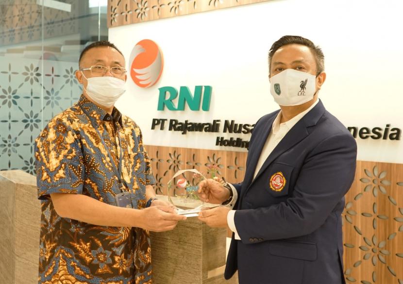 Direktur Utama RNI Eko Taufik Wibowo (kiri) dan Wakil Ketua Majelis Pertimbangan Karang Taruna Nasional Muhammad Rapsel Ali (kanan) membahas rencana kerja sama penguatan ekonomi masyarakat di Kantor RNI, Jakarta, baru-baru ini.