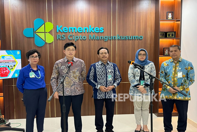 Direktur Utama RSCM, dr. Supriyanto Sp.B, FINACS, M.Kes (tengah) bersama Direktur Produksi dan Distribusi Kefarmasian Kementerian Kesehatan, Dita Novianti dan jajaran RSCM saat memaparkan pengembangan plasma dalam negeri di Jakarta, Rabu (23/7/2025).